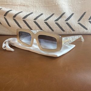DEZI RECTANGLE SUNGLASSES “READ THE ROOM” in Naked Pearl / Smoke Faded